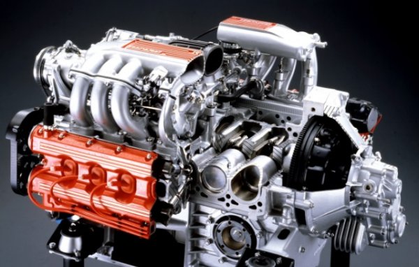 Под задното отделение се крие V12 двигател с 5 литра работен обем и 390 конски сили (рекордна стойност за шосеен автомобил по онова време), способен да избута Testarossa до максимална скорост от 290 километра в час. Въртящият момент, предаван само към задните колела, е равен на 490 Нм  и помага за ускорение от 0 до 100 километра в час само за 5,8 секунди.

Сред особеностите, които правят този двигател уникален, е необичайната конфигурация на плоския вал  (по ъгъл от 180&deg;). 
Плюс червеният цвят на главите, почит към Ferrari 250 Testa Rossa, трикратен победител в &bdquo;24 часа на ЛьоМан в края на 50-те години. Оттам  и идва и името. 

Обемистите размери на този плосък надлъжен V12 са предизвикателство за инженерите на Ferrari. За да преодолеят проблема, те местят трансмисията под двигателя и разширяват задната част на каросерията. Шасито е от тръбна стоманена конструкция , придружена от четиристранно окачване на двете оси със стабилизираща щанга. 